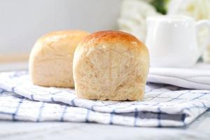 vers zelfgebakken brood op witte tafel achtergrond foto