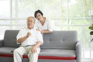 gelukkig bejaarde echtpaar foto