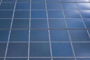 zonne- panelen Aan de muur van een meerdere verdiepingen gebouw. hernieuwbaar zonne- energie. foto