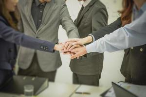twee zelfverzekerd zakenman schudde handen gedurende kantoor vergaderingen. foto