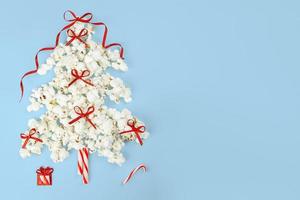 popcorn Kerstmis boom Aan blauw achtergrond foto