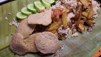 nasi liwet is een typisch Indonesisch rijst- schotel gekookt met kokosnoot melk, kip voorraad en specerijen. Sundanees traditioneel keuken dichtbij omhoog 03 foto