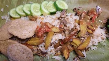nasi liwet is een typisch Indonesisch rijst- schotel gekookt met kokosnoot melk, kip voorraad en specerijen. Sundanees traditioneel keuken top engel 02 foto