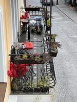 de balkon in de huis is versierd met bloemen, een plaats naar kom tot rust en nemen koffie. foto