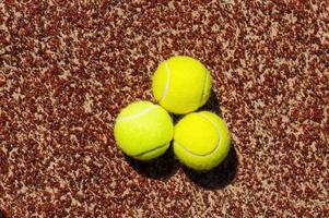 tennis ballen. detailopname van drie tennis ballen houdende Aan de rechtbank foto