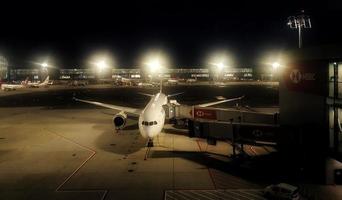 Istanbul, kalkoen in juli 2022. een wit Turks vliegmaatschappij vlak in de Istanbul luchthaven schort, is in de werkwijze van bezig met laden de vliegtuig passagiers,. foto