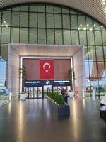 Istanbul, kalkoen in juli 2022. de voorkant deur van Istanbul luchthaven is heel prachtig en mooi, versierd met de Turks vlag dat staat. foto