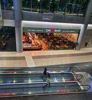 Istanbul, kalkoen in juli 2022. de staat van een vlucht vertrek hal Bij Istanbul luchthaven Bij nacht, looks heel uitgestorven omdat de vlak landt in de vroeg uren van de ochtend, foto