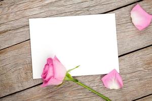 Valentijnsdag wenskaart of fotolijst en roze roos foto