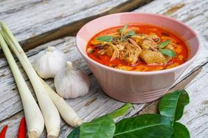 Thais voedsel rood kerrie kip met bamboe schiet het is een populair Thais voedsel en is nauwkeurig in Koken. foto