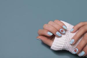 vrouw handen met winter sneeuw manicure met stickers. professioneel gel nagel Pools foto