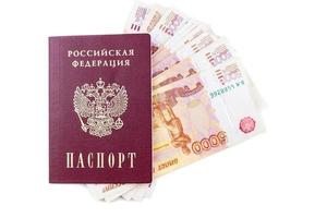 Russisch paspoort en roebel bankbiljetten foto