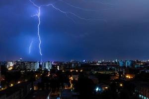 nacht onweersbui in Moskou stad foto