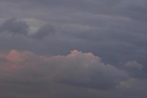 bewolkte hemel bij zonsondergang foto