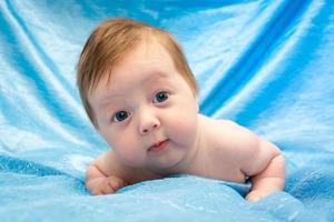 baby Aan een rood kleding foto