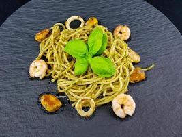 spaghetti frutti di merrie pasta met een zeevruchten mengen een italien specialiteit foto
