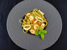spaghetti frutti di merrie pasta met een zeevruchten mengen een italien specialiteit foto
