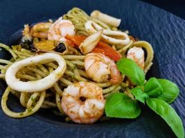 spaghetti frutti di merrie pasta met een zeevruchten mengen een italien specialiteit foto