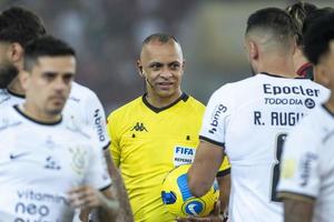 rio, Brazilië - oktober 19, 2022, wilton pereira sampaio scheidsrechter in bij elkaar passen tussen flamengo vs Korintiërs door tweede bij elkaar passen van laatste ronde van braziliaans kop in maracana stadion foto