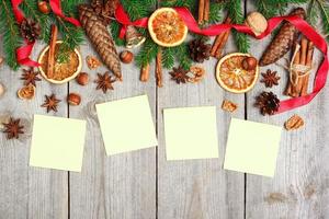 Kerstdecoratie met dennenboom, sinaasappels, kegels, kruiden