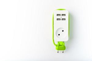 USB macht strip groen macht koord voor opladen gadgets en elektronisch apparaten. foto