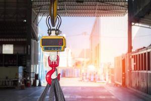 industrieel digitaal balans gebruik gewicht controleren in fabriek en overhead kraan foto