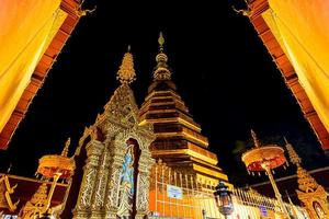 phrae thailand-oktober 13,2019 wat phra dat cho hae gouden pagode in phrae Thailand mijlpaal van toerist foto