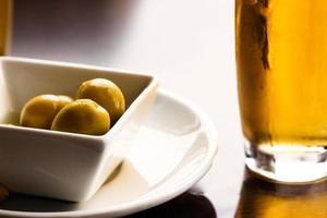 aperitief met bier en olijven. horizontaal afbeelding. foto