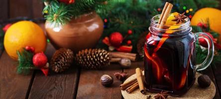 Kerstmis overwogen wijn en specerijen. Kerstmis achtergrond. banier foto
