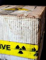 papieren doos pakket van klein radioactief materiaal foto