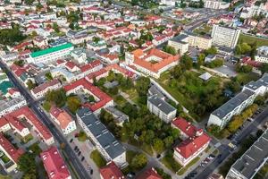 antenne panoramisch visie van Super goed hoogte Aan rood daken van historisch centrum van oud groot stad foto