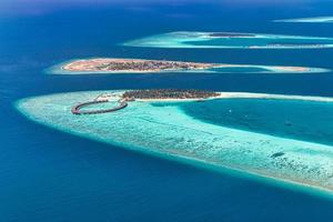 mooi Maldiven paradijs strand. tropisch antenne landschap, zeegezicht met water villa's bungalows Aan verbazingwekkend zee lagune strand, tropisch natuur. exotisch toerisme bestemming, luxe zomer vakantie foto