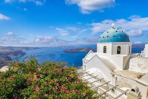 mooi oia stad- Aan Santorini eiland, Griekenland. beroemd reizen vakantie bestemming, wit architectuur, mijlpaal. Egeïsch zee, idyllisch zomer vakantie zonnig blauw lucht. romantisch huwelijksreis landschap foto