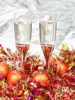 bril van Champagne met oranje Kerstmis decoraties foto