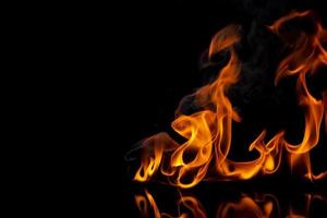 brand en vlam brandend brandstof olie gas- PNG Aan zwart achtergrond foto