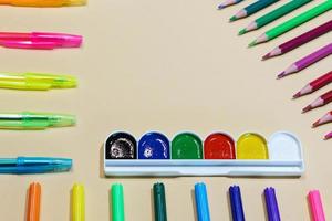 verf markeringen en gekleurde potloden zijn een tekening stok. meer dan twaalf kleuren foto