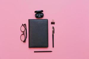 items voor bedrijf persoon, zwart bril met notitieboekje en pen, modieus draadloze foto