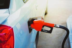 sproeiers van benzinestations. auto's die tanken in het tankstation. het concept van brandstofprijzen is veranderd. foto