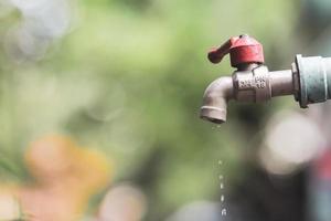 het concept van watercrisis en wanhoop door gebrek aan schoon water veroorzaakt door droogte. de kraan heeft geen stromend water. foto