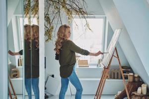 kant visie van aantrekkelijk jong vrouw schilderij in kunst studio foto