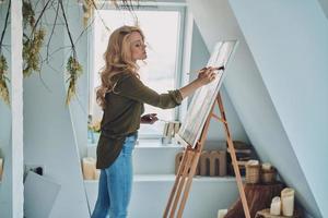 kant visie van aantrekkelijk jong vrouw schilderij in kunst studio foto