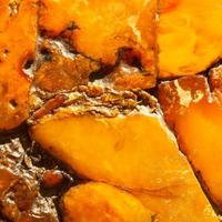 close-up van gouden amber als achtergrond of textuur. hars edelsteen. foto