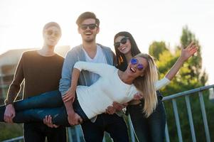 alleen maar hebben plezier. groep van vrolijk jong mensen hebben pret en op zoek Bij camera terwijl staand buitenshuis samen foto