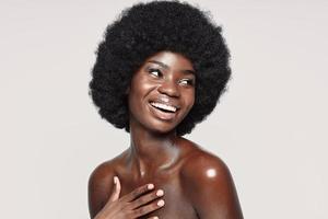 portret van mooi jong Afrikaanse vrouw op zoek weg en glimlachen foto