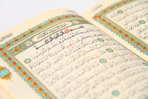 pagina's van het heilige boek van de koran foto