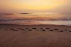 voetstappen op het strandzand foto