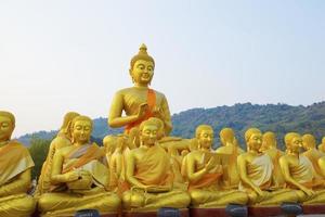 veel Boeddhabeeld onder blauwe hemel in tempel, nakornnayok, thail foto