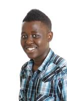 gelukkige vroege tiener Afro-Amerikaanse jongen geïsoleerd op wit foto
