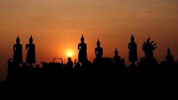het standbeeld van Boedha op zonsondergang in nonthaburi, thailand foto