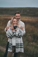 vastleggen mooi hoor visie. mooi jong vrouw op zoek weg en glimlachen terwijl staand met haar vriendje buitenshuis foto